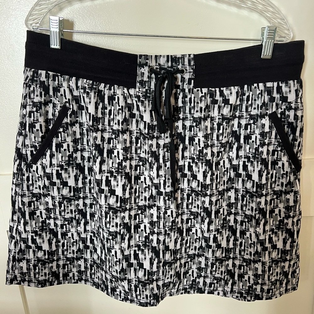 Intro Womens Skort 14 in excellent condition.Black, white,and light gray pattern